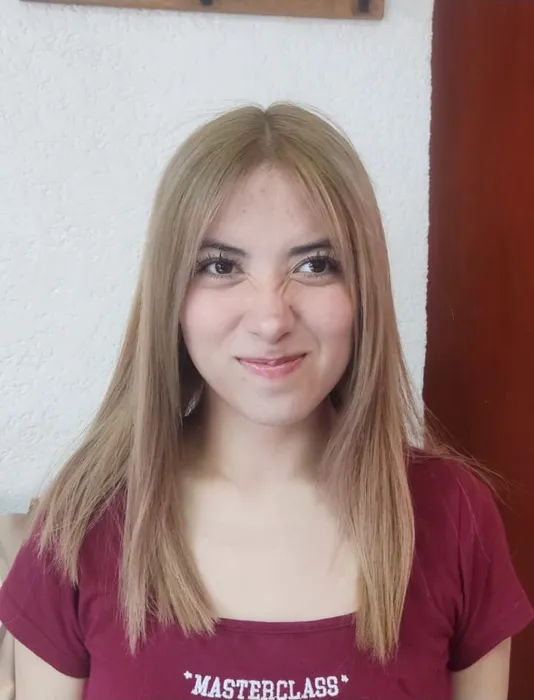 Cabello largo en rubio ceniza con corte recto