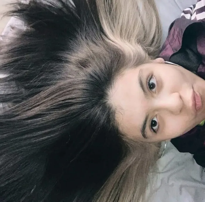 Balayage de raíz oscura a puntas rubias sobre cabello largo