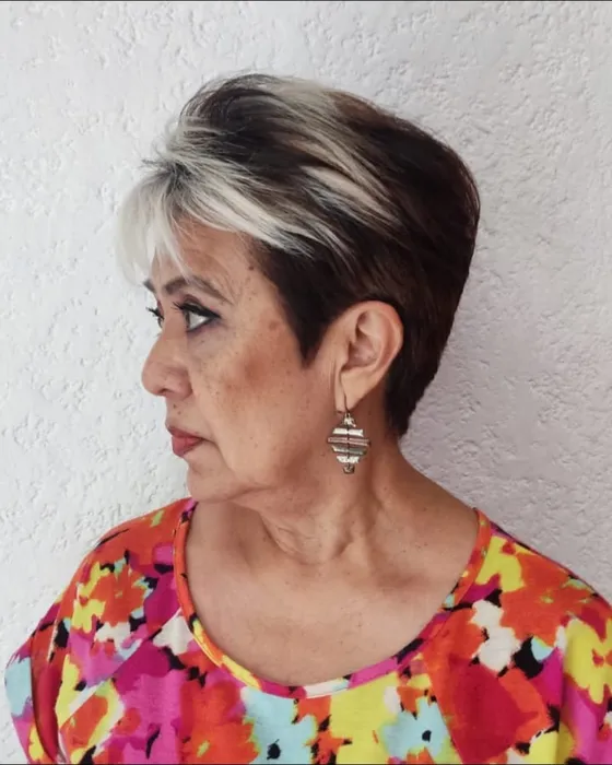 Corte pixie con mechones plateados