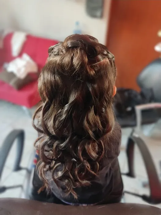 Peinado de fiesta con rizos y trenzado recogido