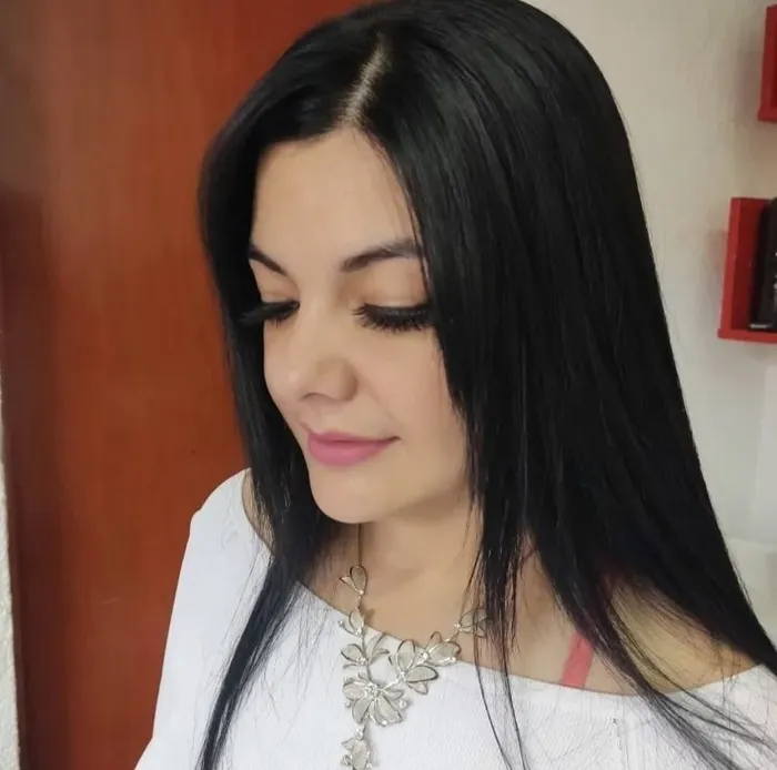 Cabello negro lacio con brillo y corte a una línea